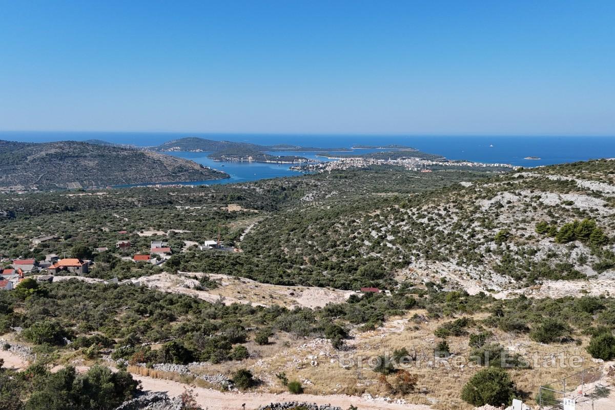 Terreno edificabile in posizione elevata con vista mare e straordinario potenziale per la costruzione di una villa