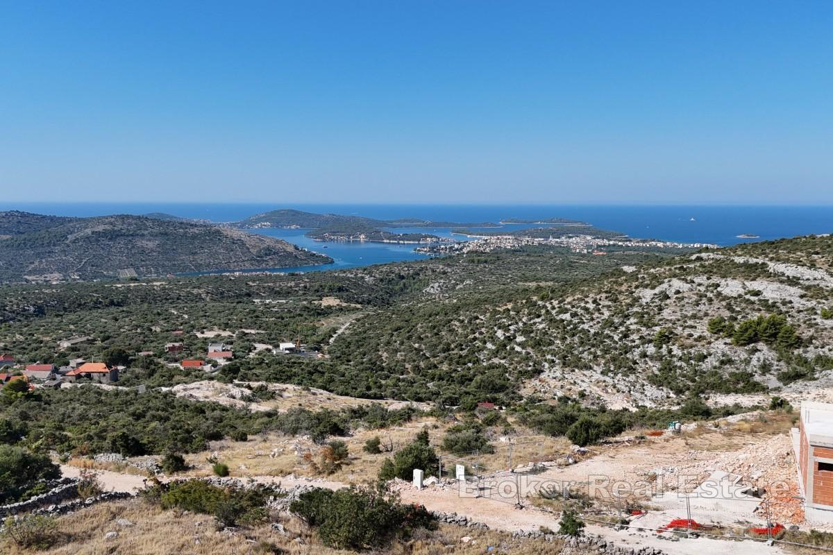 Terreno edificabile in posizione elevata con vista mare e straordinario potenziale per la costruzione di una villa