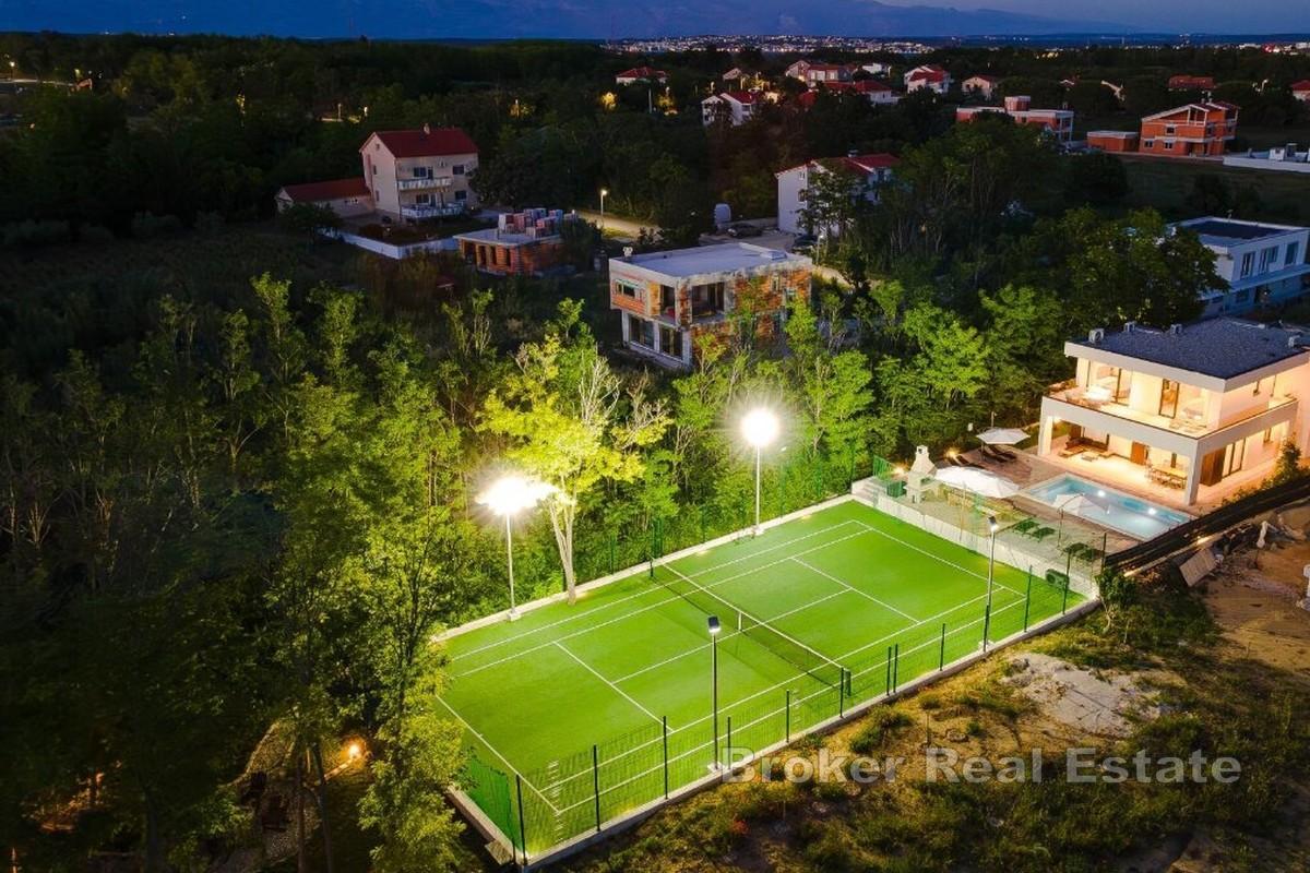 Luksusowa willa z prywatnym kortem tenisowym i udogodnieniami w stylu resortu