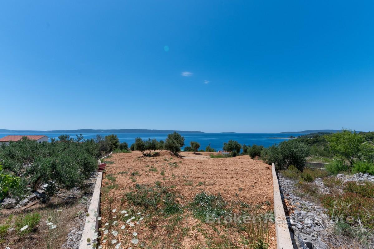 Výjimečný stavební pozemek na pobřeží s panoramatickým výhledem na moře a ostrovy