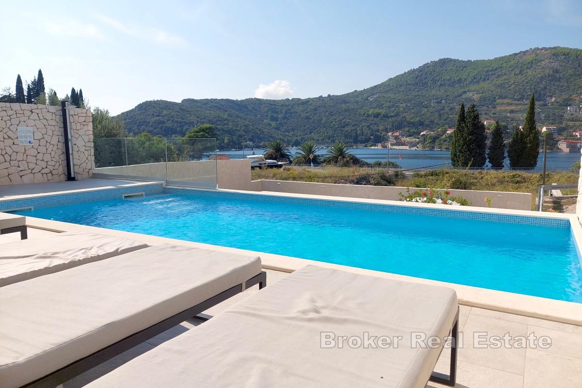 Luxuriöse Villa mit Pool und Meerblick