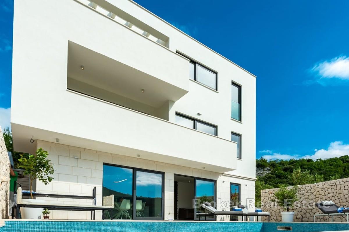 Luxuriöse Villa mit Pool und Meerblick