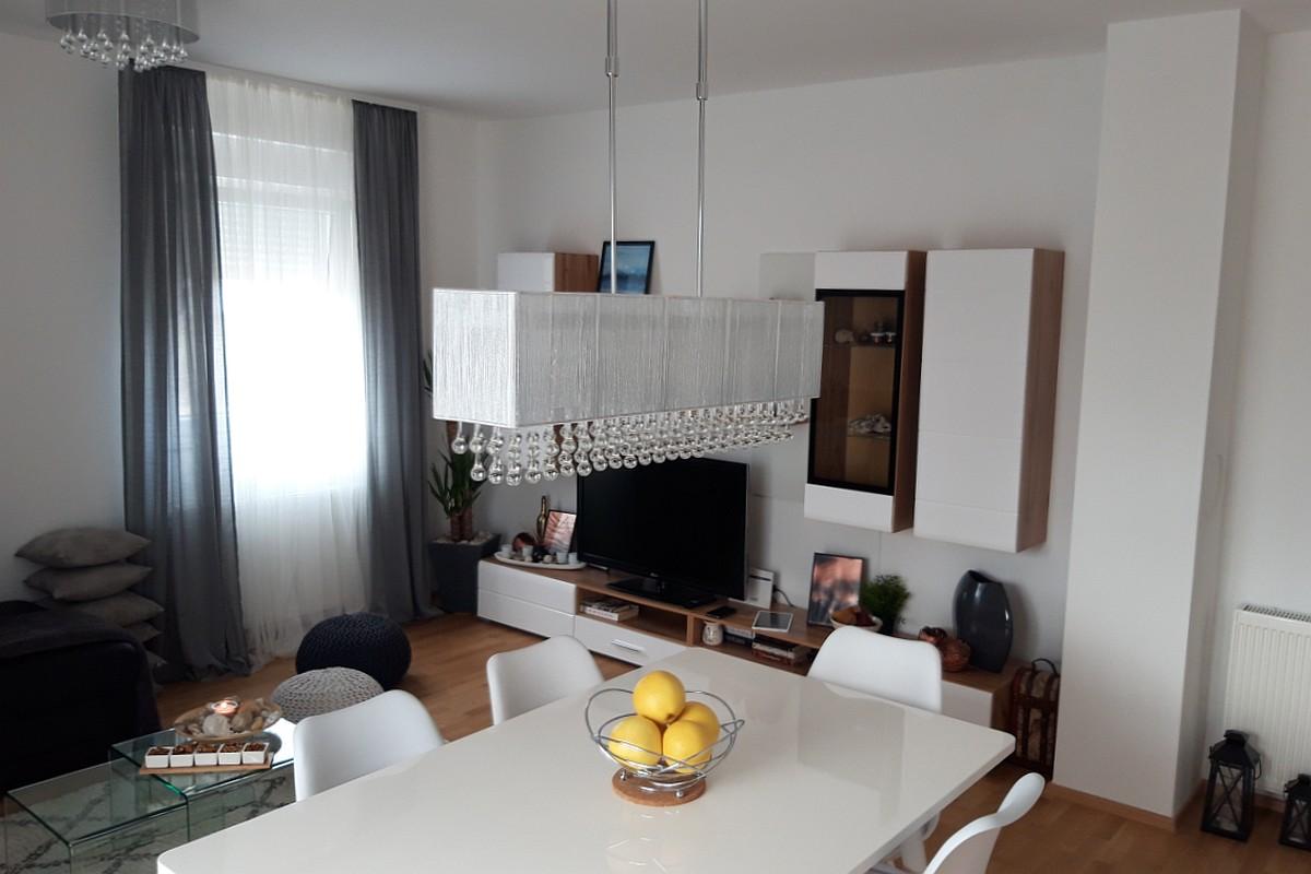 Appartamento con due camere da letto, ampia terrazza e posti auto a Samobor