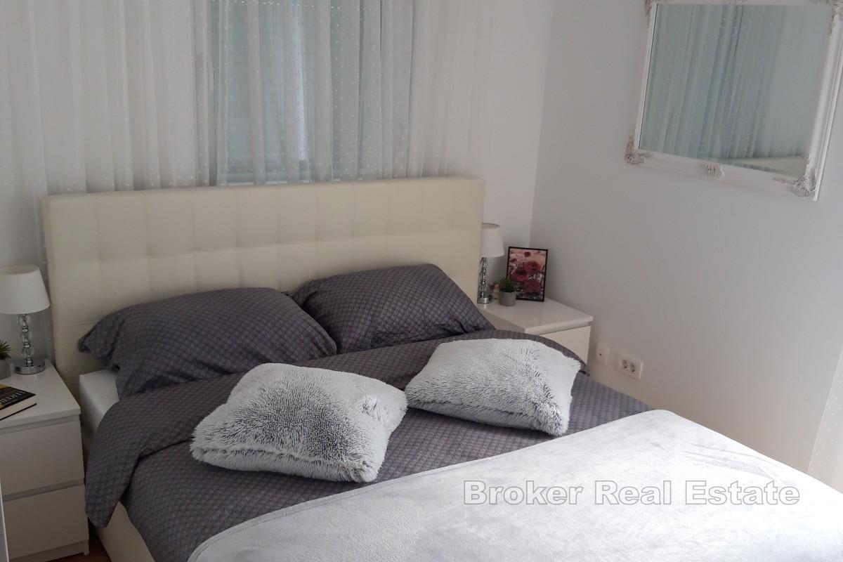 Appartamento con due camere da letto, ampia terrazza e posti auto a Samobor