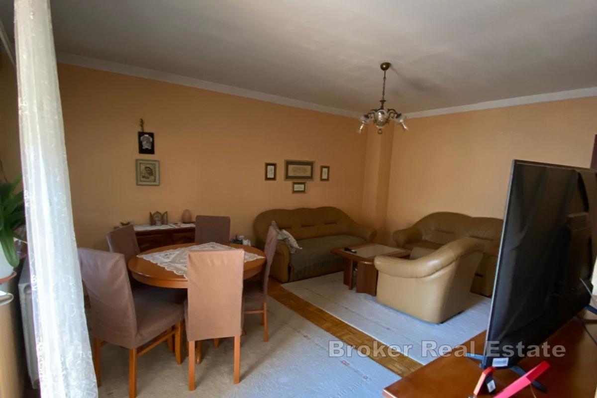 Appartement de deux chambres avec loggia et agencement optimal