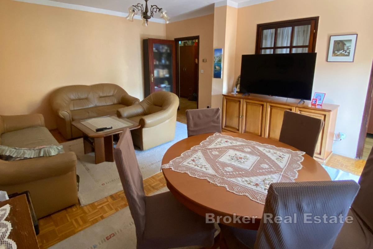 Appartement de deux chambres avec loggia et agencement optimal