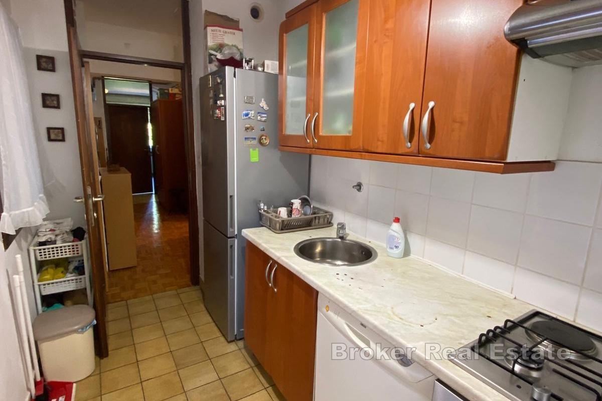 Appartement de deux chambres avec loggia et agencement optimal