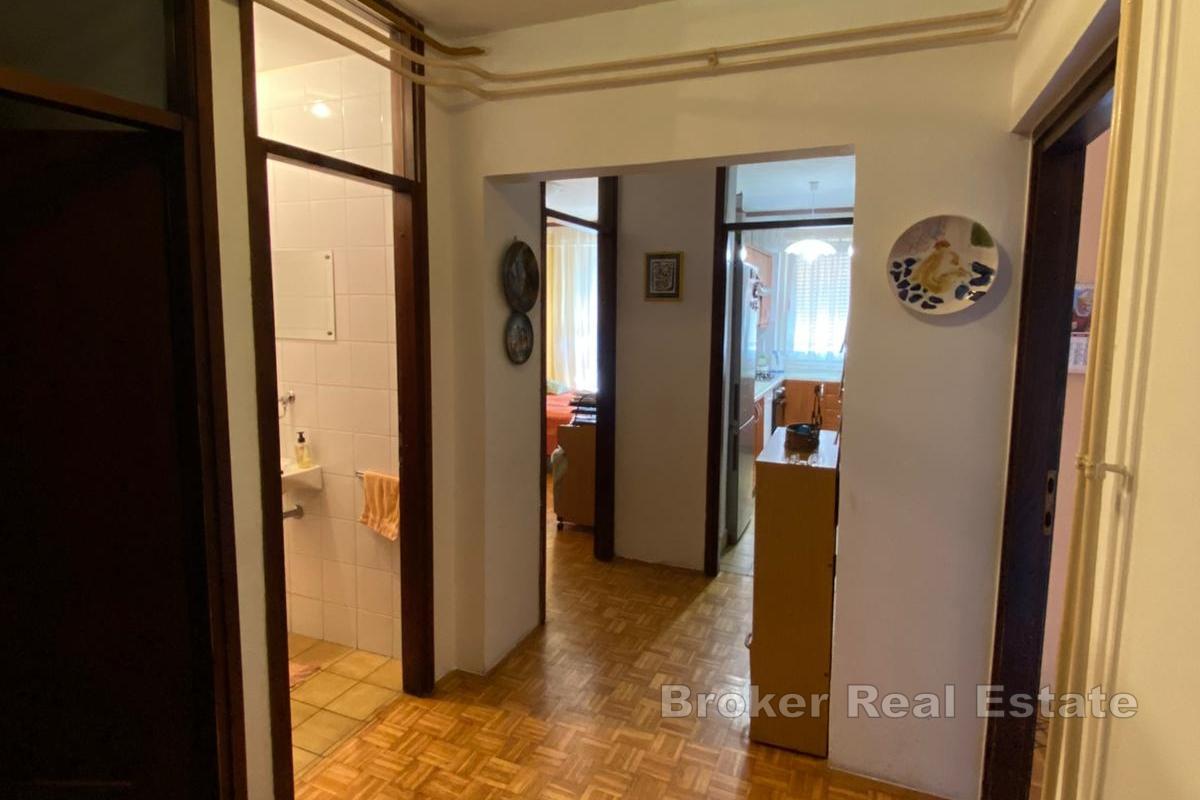 Appartement de deux chambres avec loggia et agencement optimal