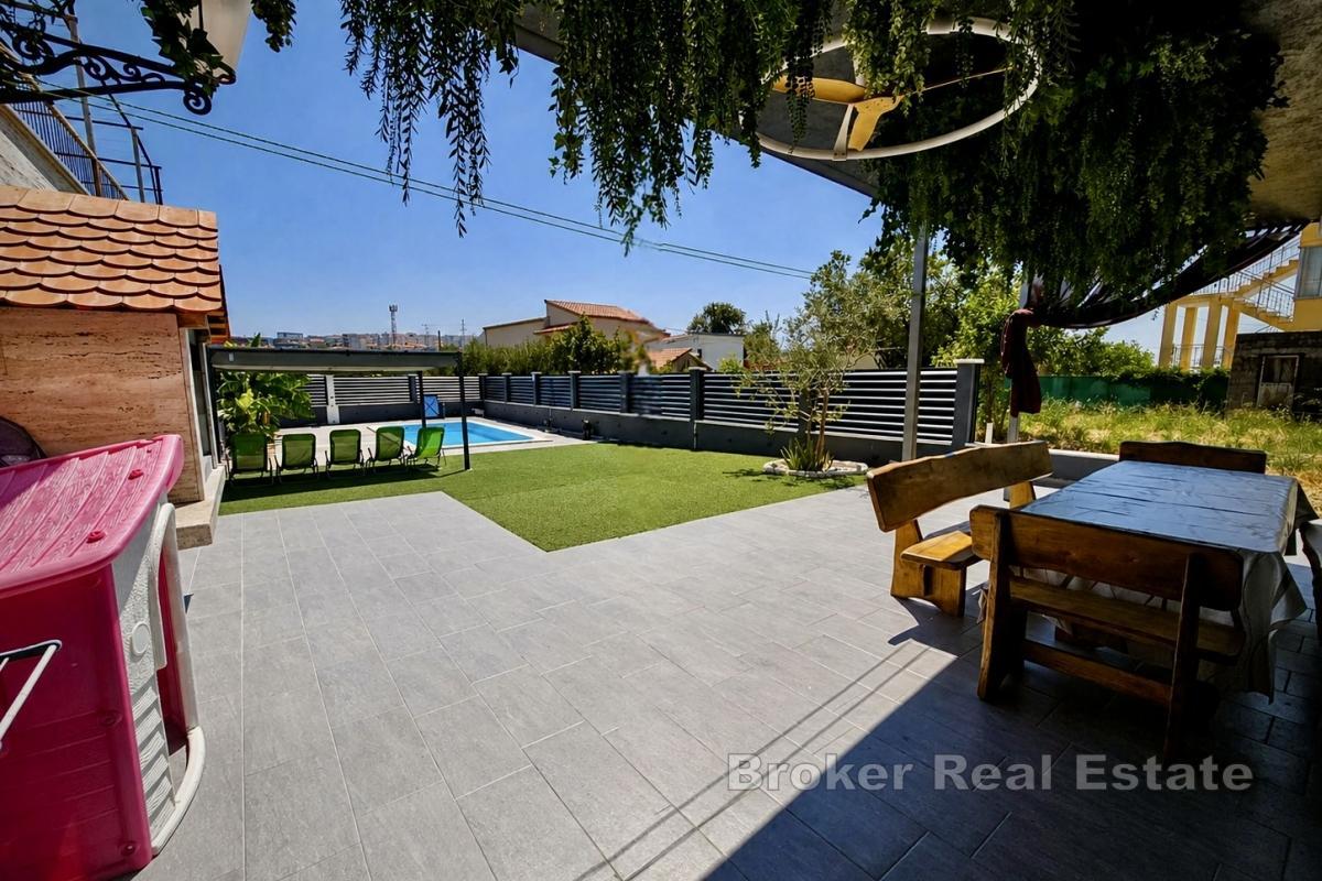 Ampia casa con piscina e appartamenti separati