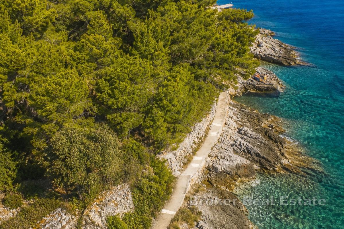 Atraktivno građevinsko zemljište u drugom redu od mora s velikim investicijskim potencijalom