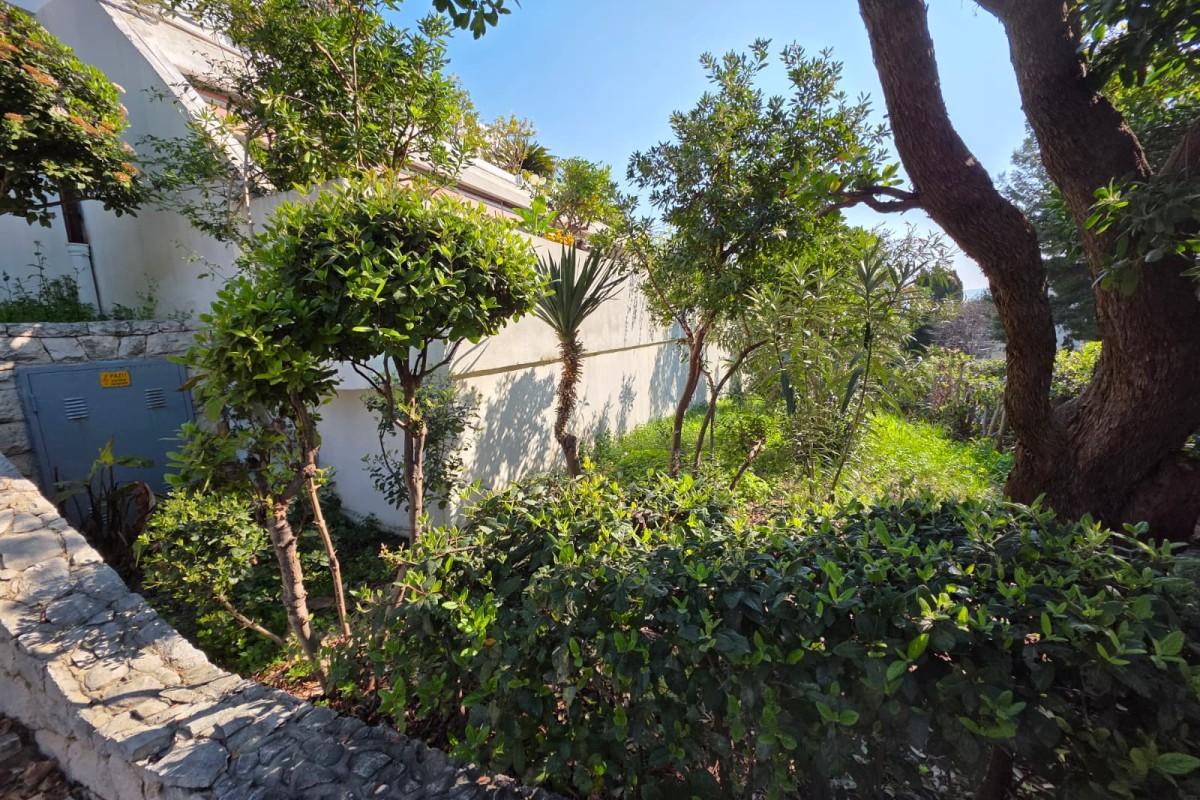 Spazioso appartamento con quattro camere da letto e ampia terrazza nella zona sud della città