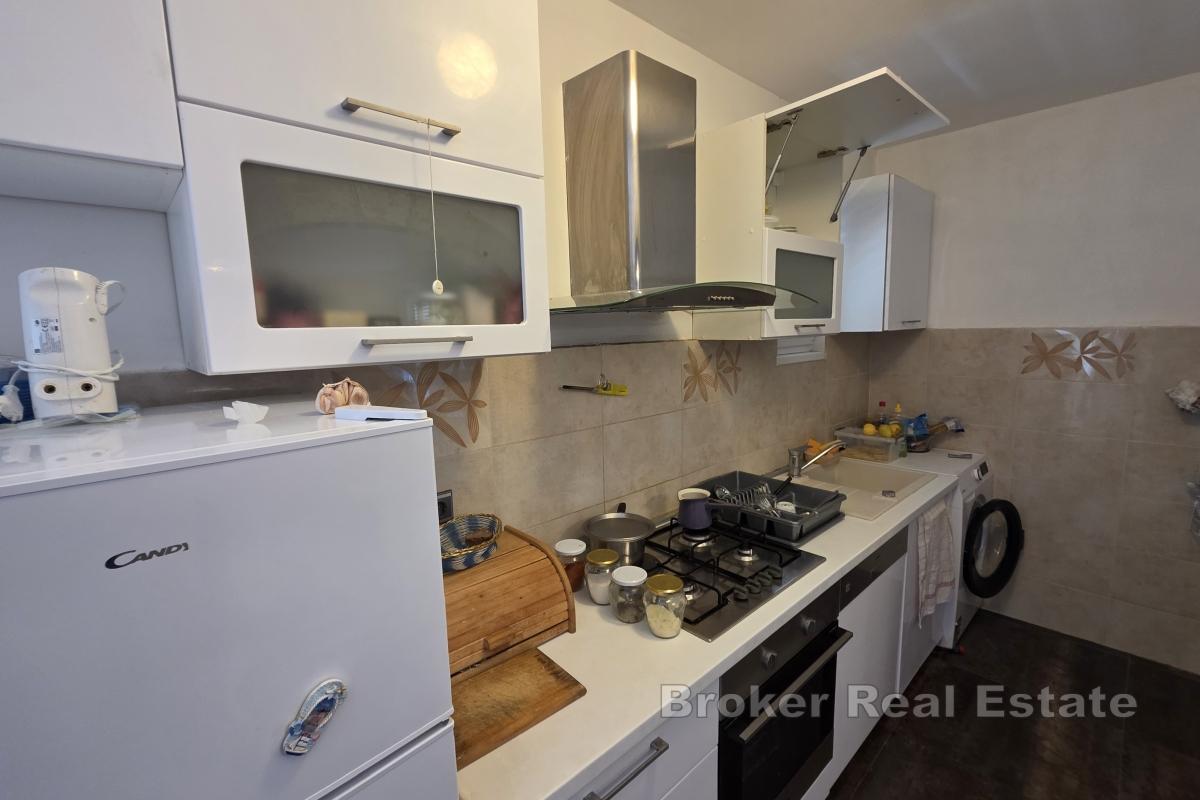 Apartmánový dům druhá řada od moře na velkém pozemku u moře
