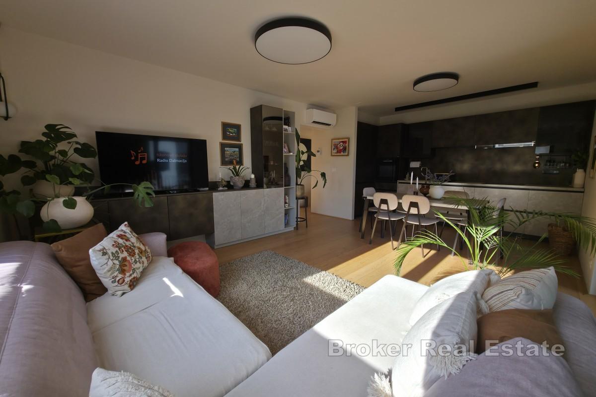 Elegante appartamento bilocale con garage e terrazza a Žnjan