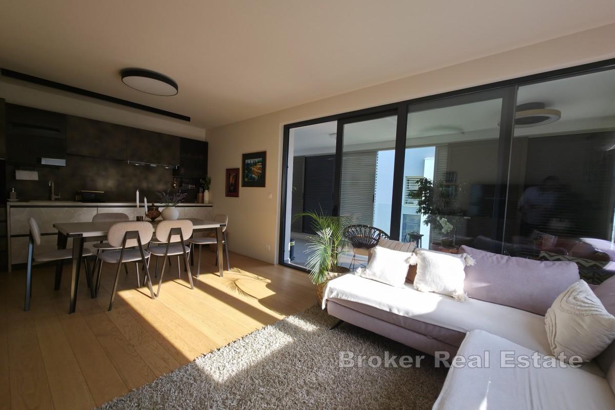Elegante appartamento bilocale con garage e terrazza a Žnjan