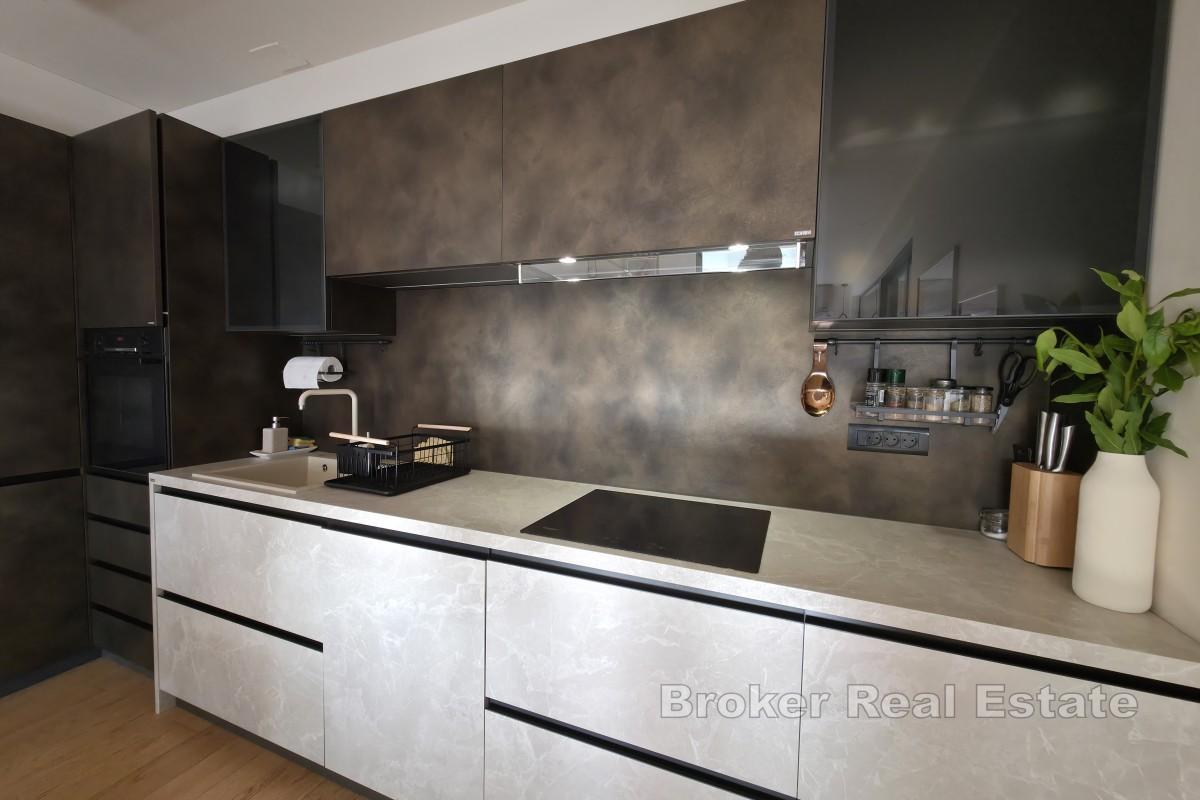 Elegante appartamento bilocale con garage e terrazza a Žnjan
