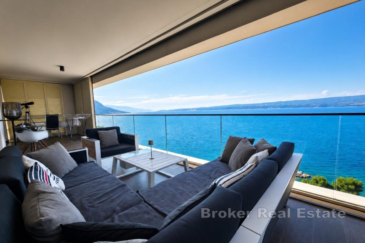 Elegant treroms leilighet med panoramautsikt over havet