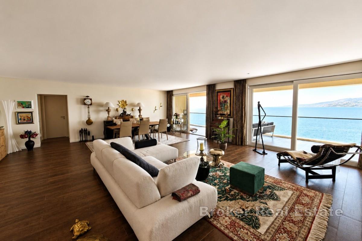 Elegant treroms leilighet med panoramautsikt over havet
