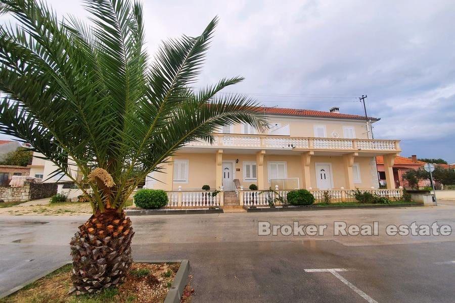 Maison jumelée, première rangée à la mer