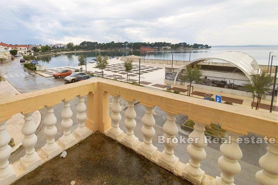 Maison jumelée, première rangée à la mer