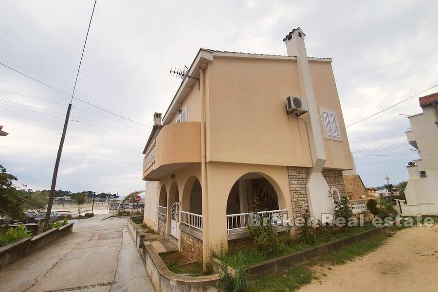 Maison jumelée, première rangée à la mer