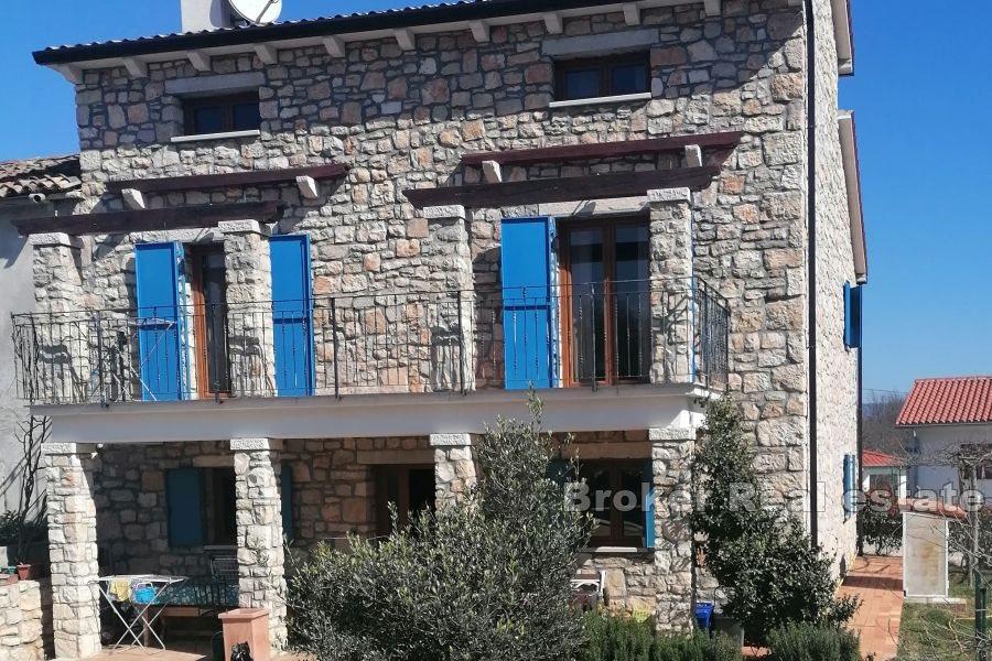 Casa in pietra su una grande proprietà