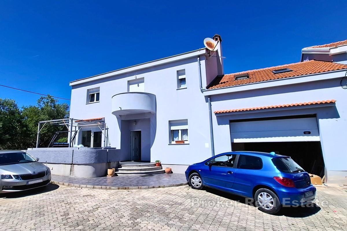 Casa indipendente con ampio giardino e servizi aggiuntivi