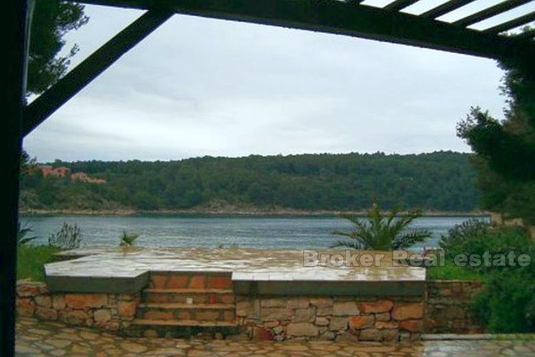 La maison / villa pour la reconstruction, front de mer, Ile de Brac