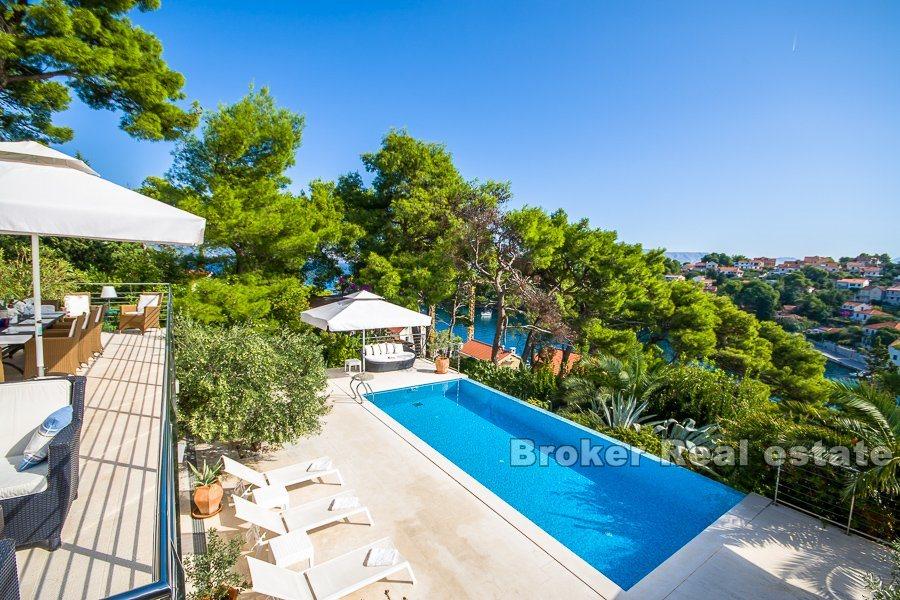 Villa moderna con piscina e vista mare, in vendita
