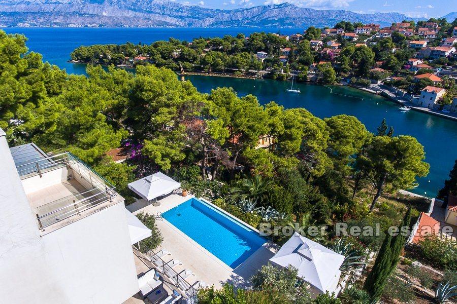 Villa moderna con piscina e vista mare, in vendita