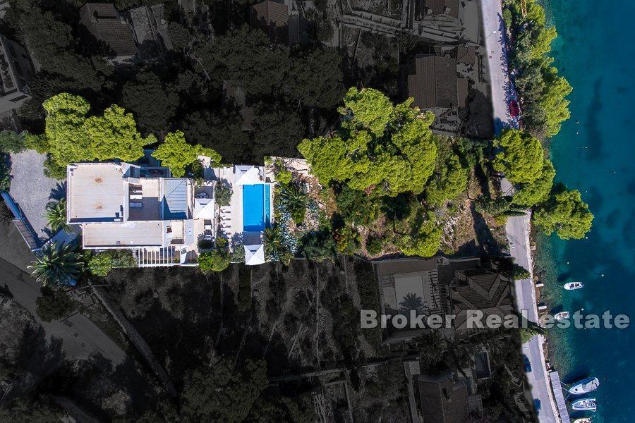 Villa moderna con piscina e vista mare, in vendita