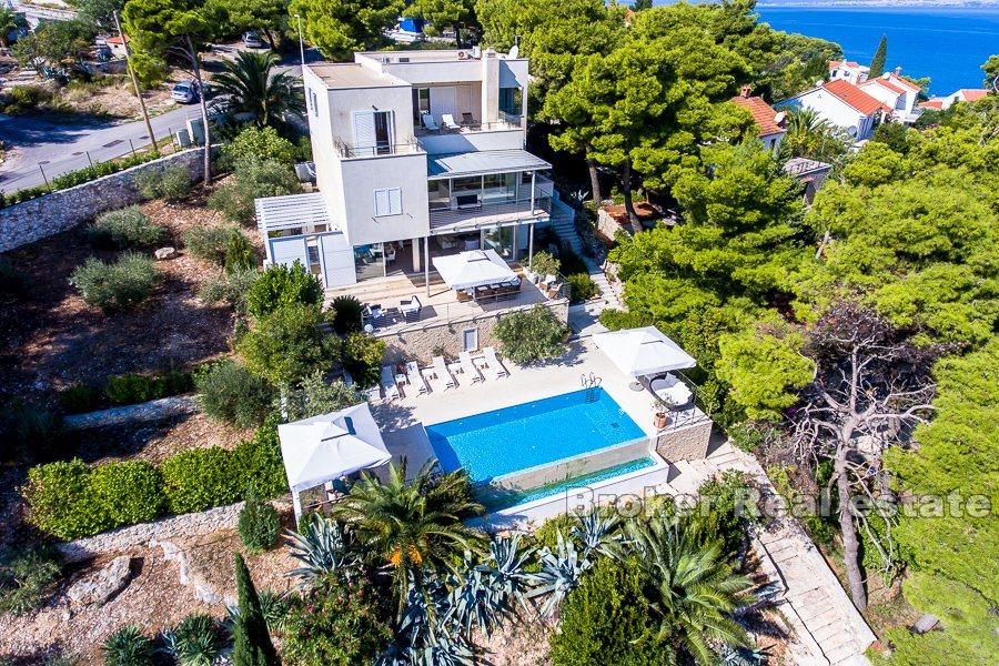 Villa moderna con piscina e vista mare, in vendita