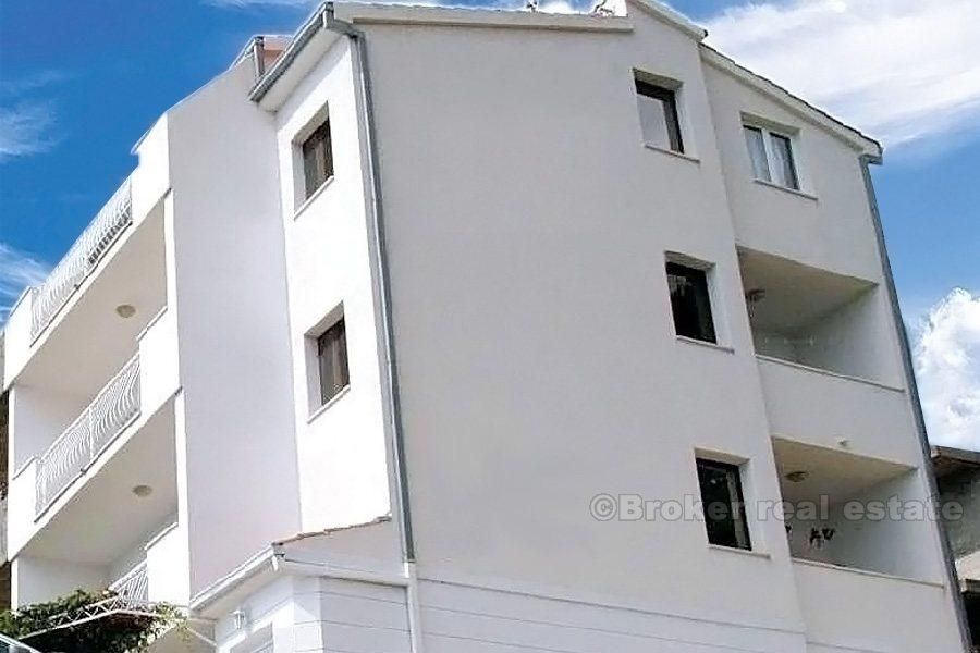 Immeuble, première rangée de la mer