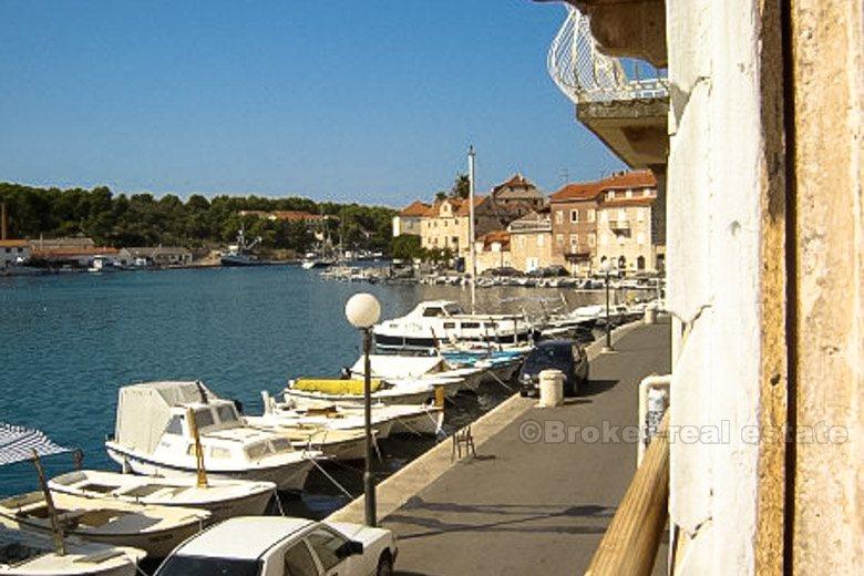 Appartement, première rangée à la mer dans une belle baie, à vendre