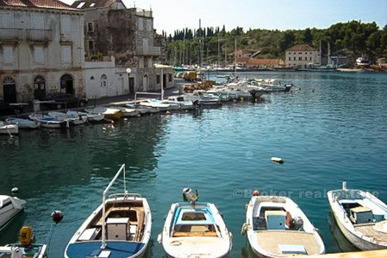 Appartement, première rangée à la mer dans une belle baie, à vendre