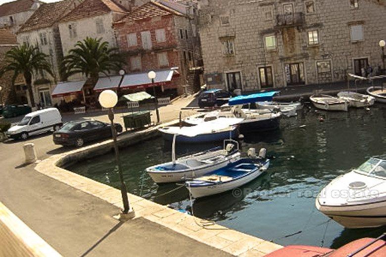 Appartement, première rangée à la mer dans une belle baie, à vendre