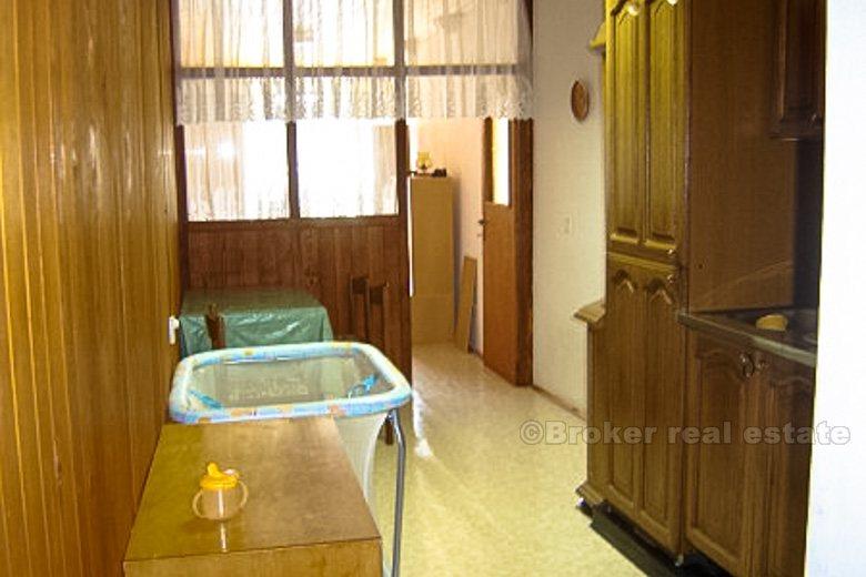 Appartement, première rangée à la mer dans une belle baie, à vendre