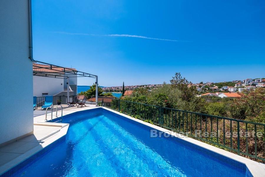 Casa con piscina e vista mare
