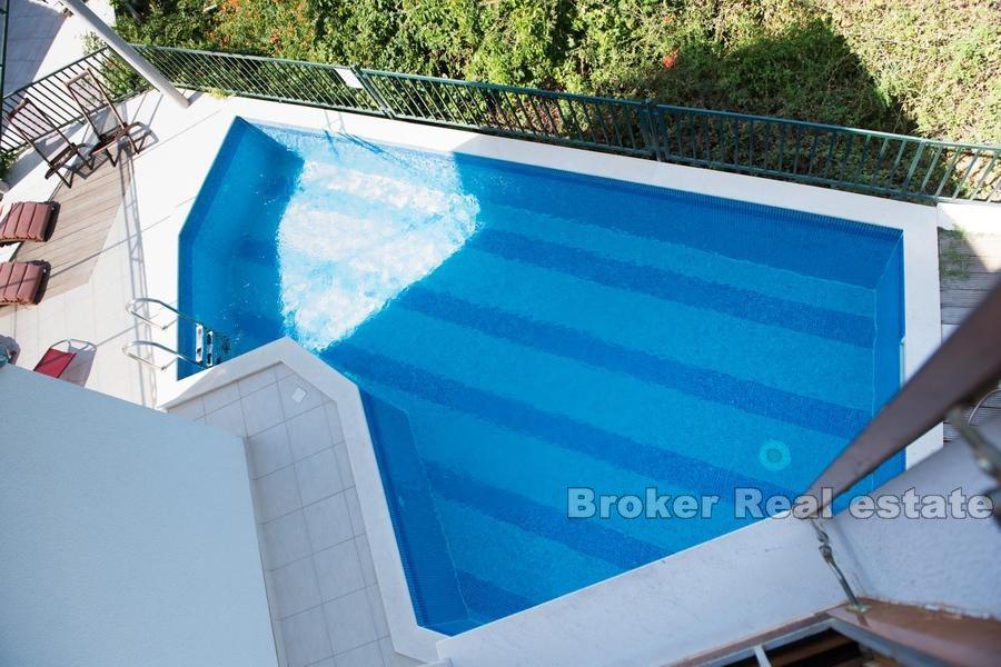 Casa con piscina e vista mare