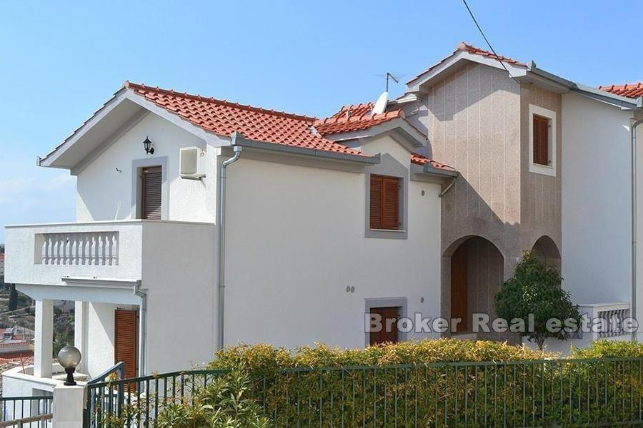 Casa con piscina e vista mare