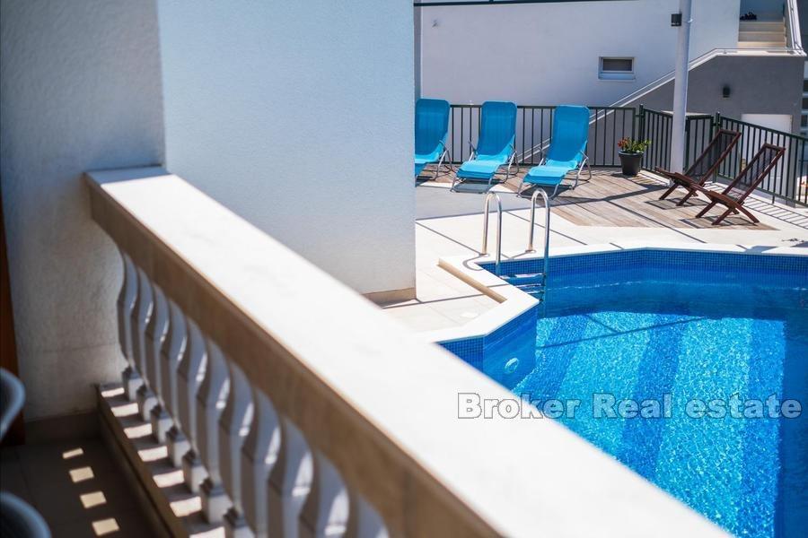 Casa con piscina e vista mare
