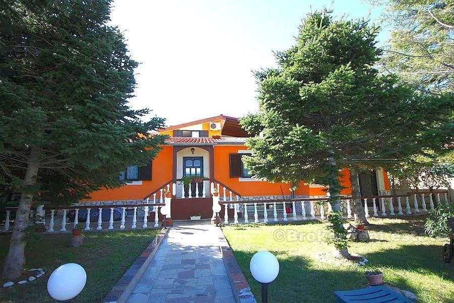 Villa avec piscine, sur terrain de 1100 m2, à vendre