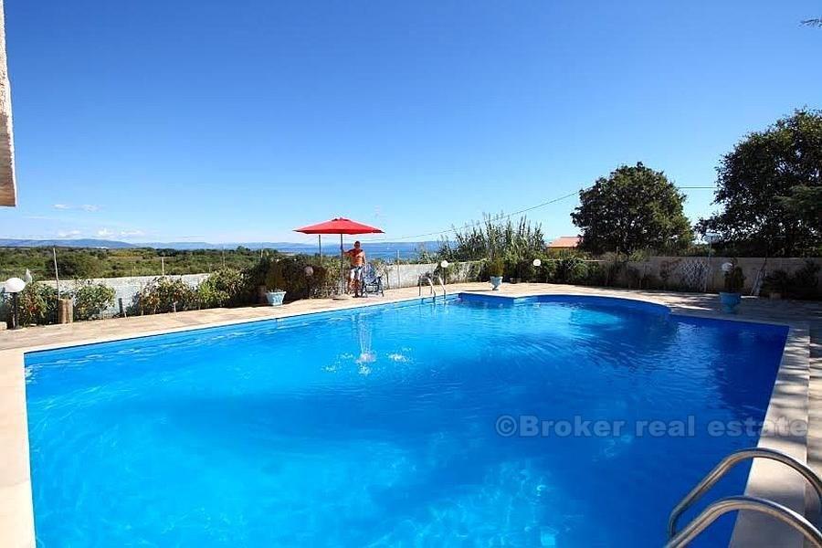 Villa avec piscine, sur terrain de 1100 m2, à vendre