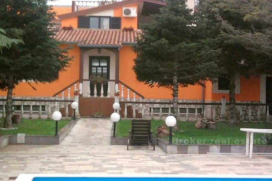 Villa avec piscine, sur terrain de 1100 m2, à vendre