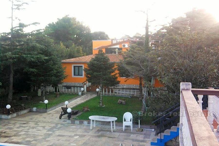 Villa avec piscine, sur terrain de 1100 m2, à vendre