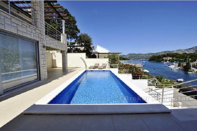 Casa / villa con piscina, fronte mare