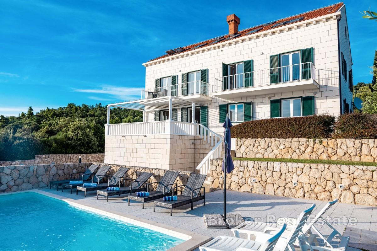 Villa con piscina e tre spaziosi appartamenti