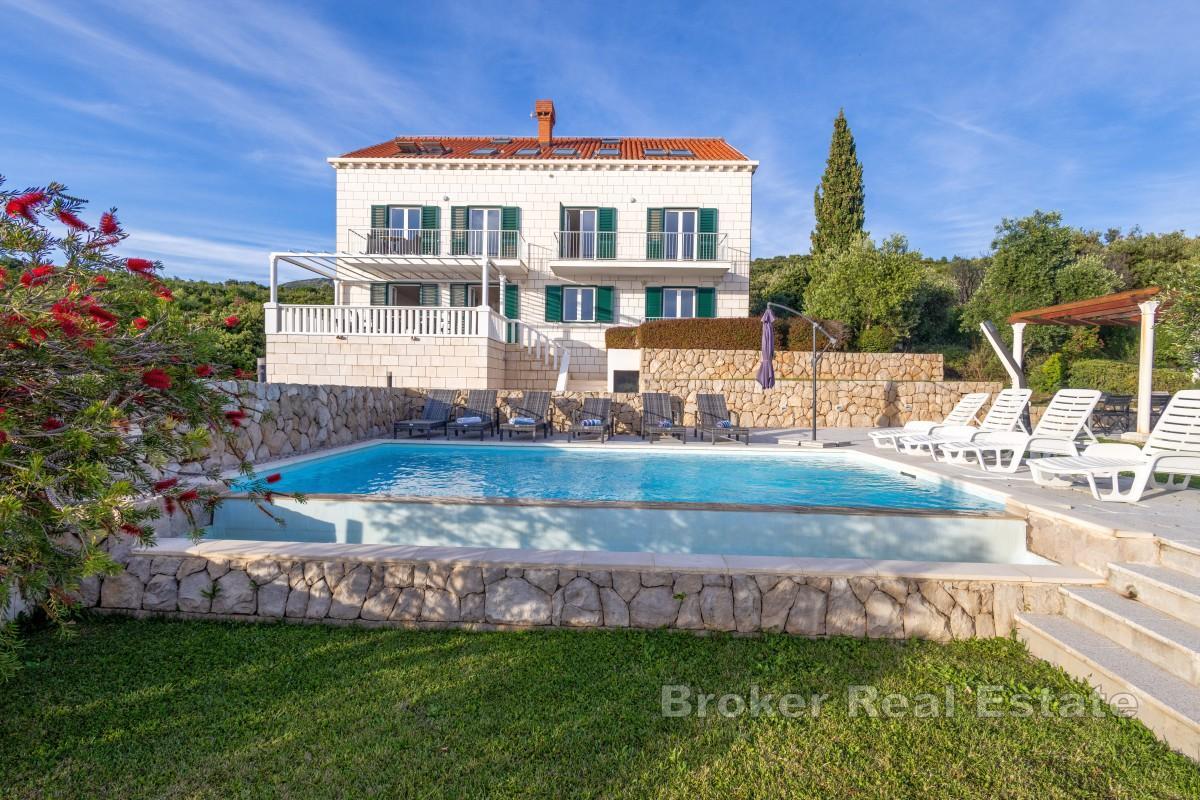 Villa con piscina e tre spaziosi appartamenti