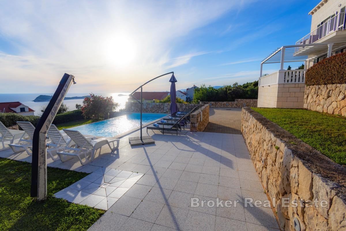 Villa con piscina e tre spaziosi appartamenti
