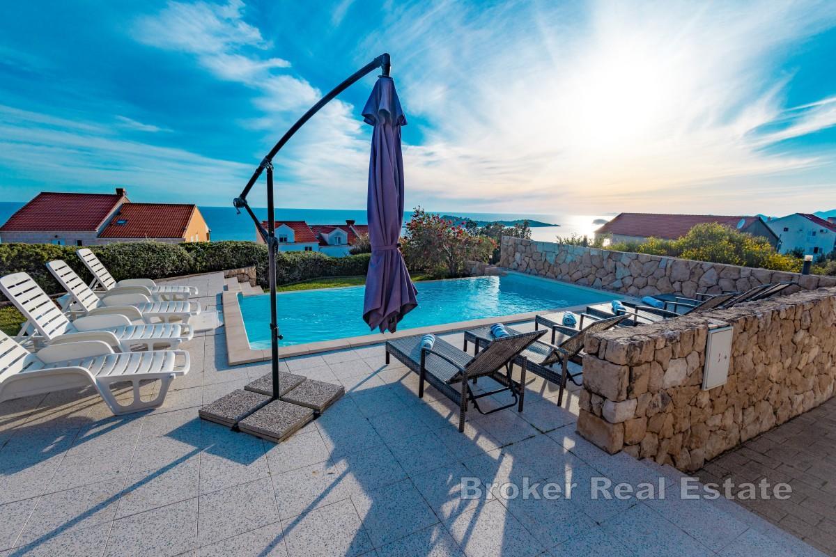 Villa con piscina e tre spaziosi appartamenti