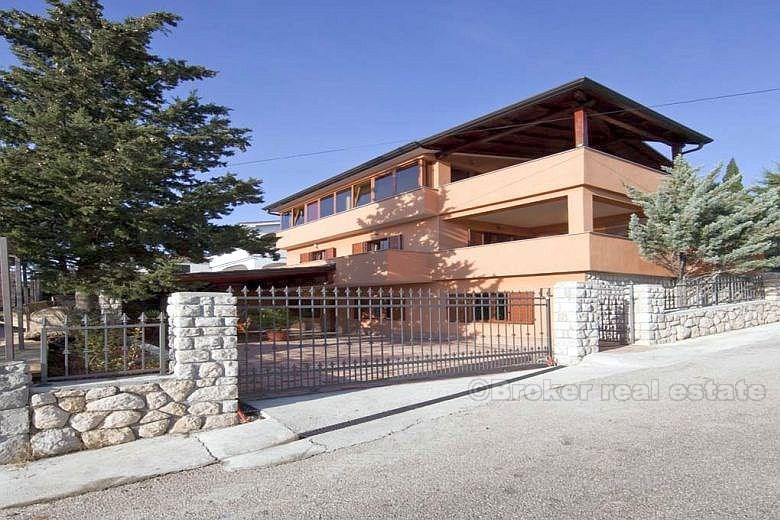 Casa di tre piani con vista mare